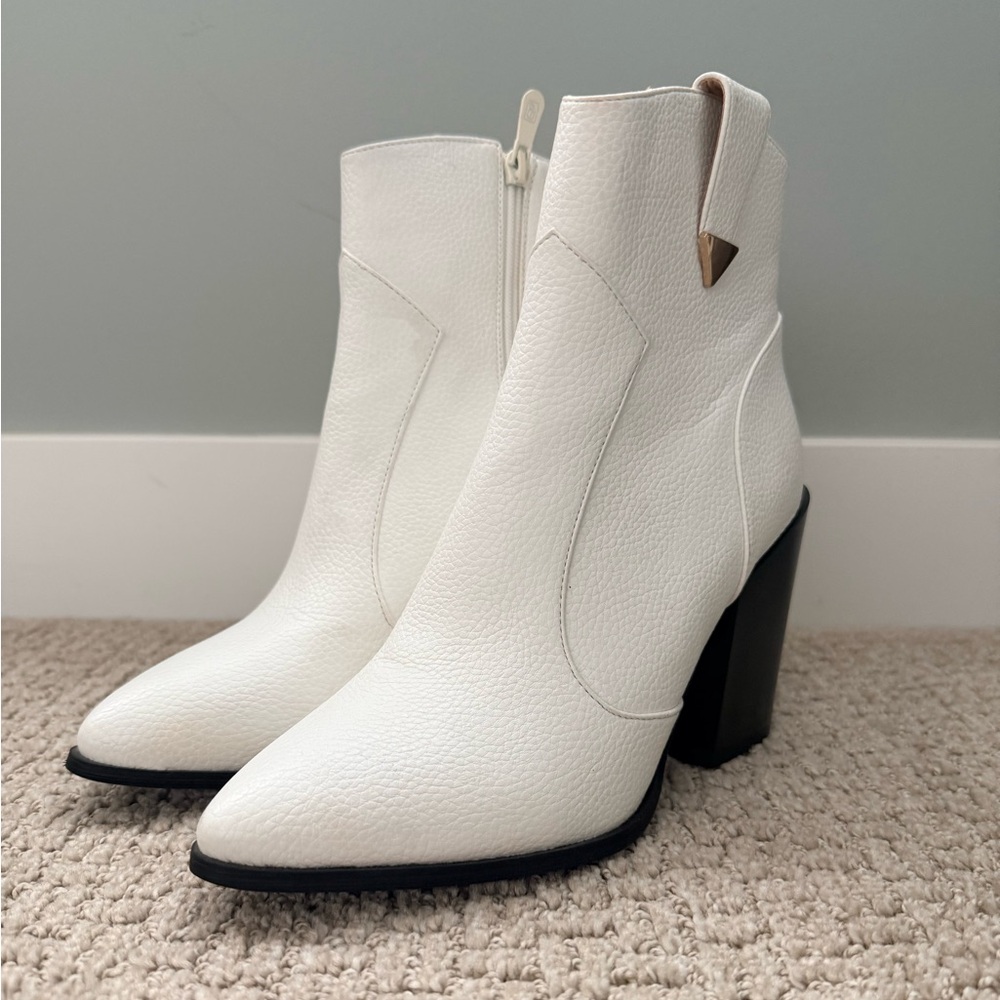 PrettyLittleThing White Textured Ankle Boots with Black Block Heel - Picture 3 of 6